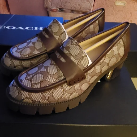 COACH "CORA" LOAFER PUMPS IN COLORS OAK/MAPLE, SIZE 9.5 - Picture 4 of 6